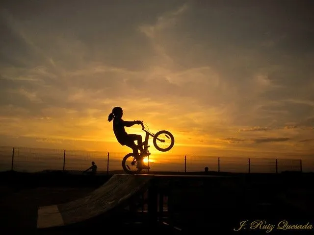 Atardecer y niña jugando a contraluz..., Foto ganadora del Grupo ...