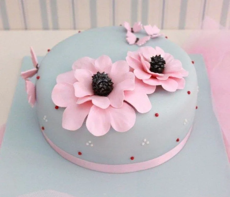 Atelier Sucrème: Pastel celeste con flores y mariposas