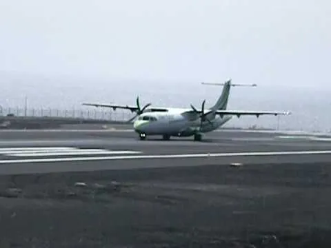 Avion despegando con motores parados en aeropuerto de La Palma ...