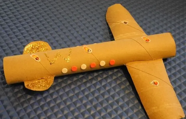Cómo hacer un avión de juguete en Manualidades infantiles para niños