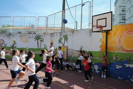 CHICOS JUGANDO AL BALONCESTO - Imagui