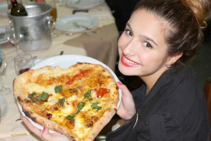 BA Oficial!: Brenda comiendo pizza con amigos :