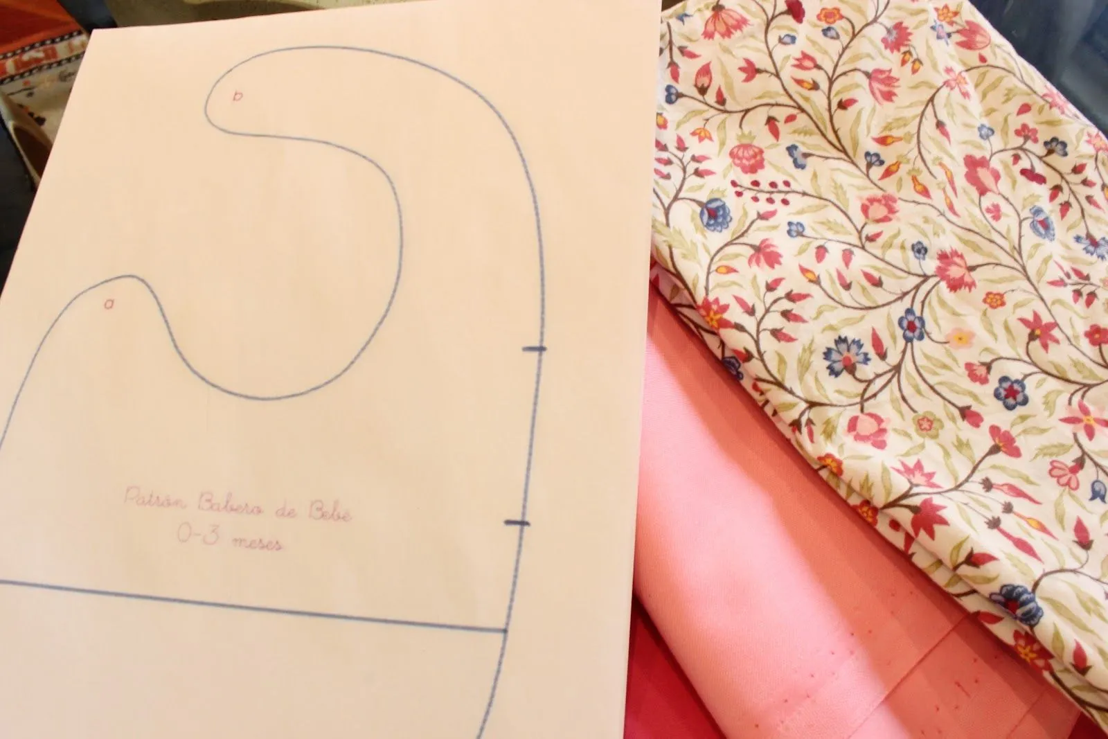 COMO HACER UN BABERO PARA BEBES DE 0 A 3 MESES | Manualidades