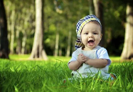 Baby in grass - Grass & Nature Background Wallpapers on Desktop ...