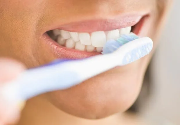 Bacterias en tu cepillo de dientes - Higiene bucal y salud - AARP ...