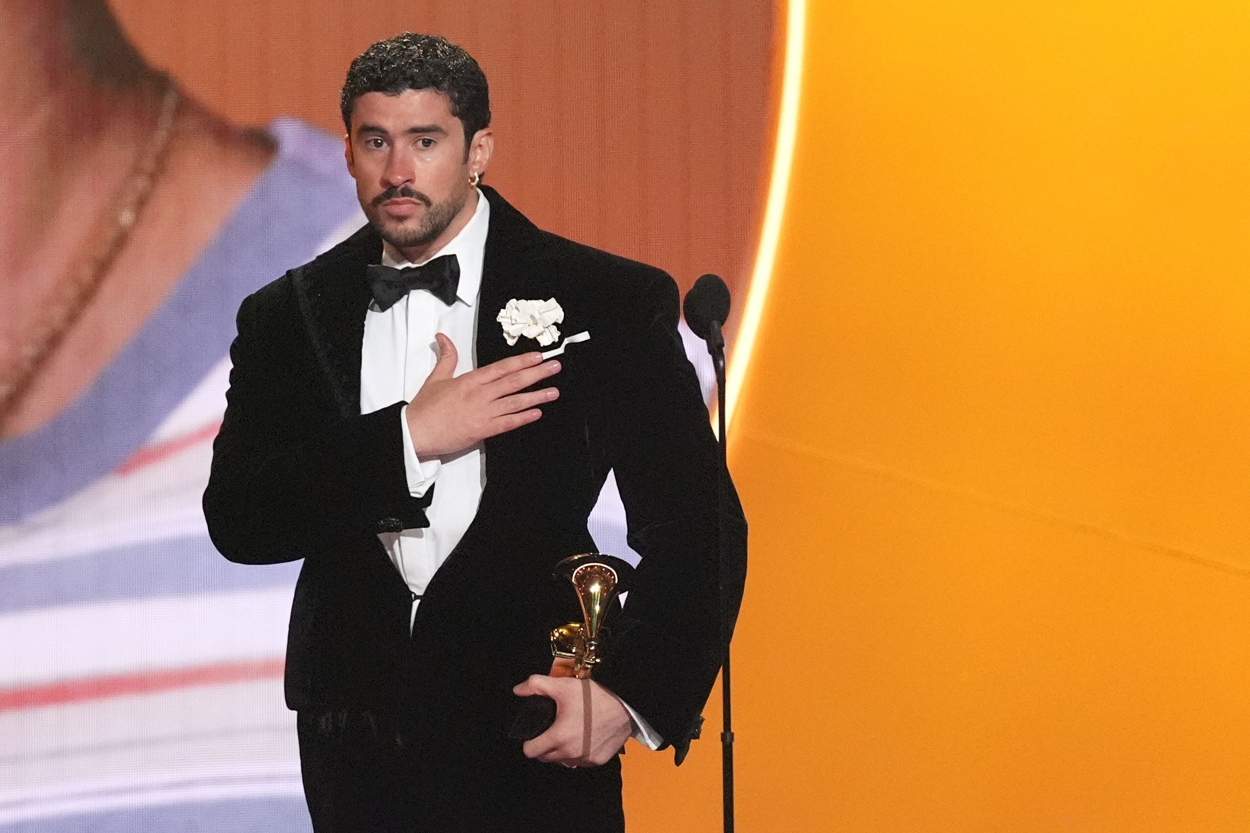 Bad Bunny gana álbum del año por "Debí tirar más fotos" en los Grammy 2026, el primero en español en lograrlo - ABC7 Los Angeles