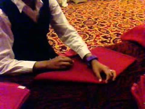 Bagaimana melipat napkin aston dengan baik dan benar.3gp - YouTube