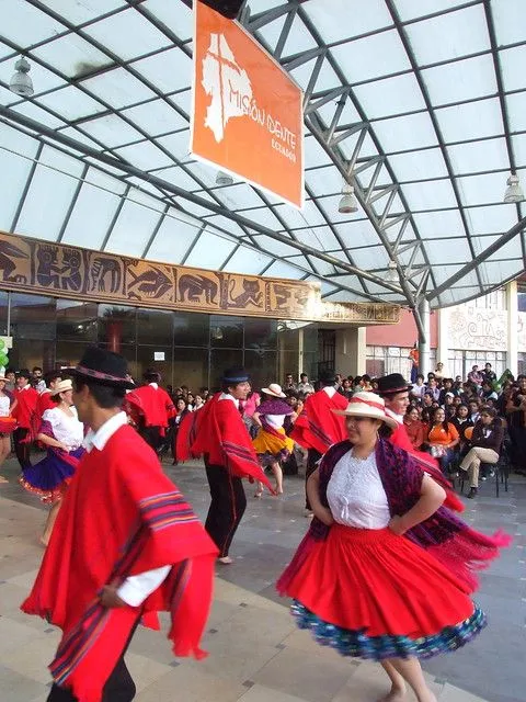 Baile popular de la sierra ecuatoriana interpretado por Jahua Ñan ...