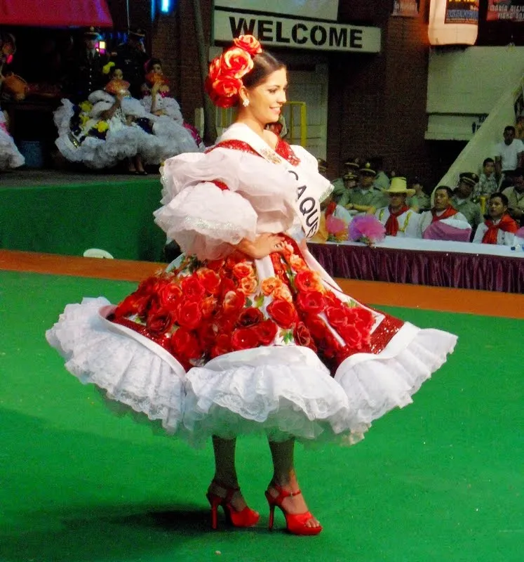 Baile y Traje Tipicos De La Region Amazonica