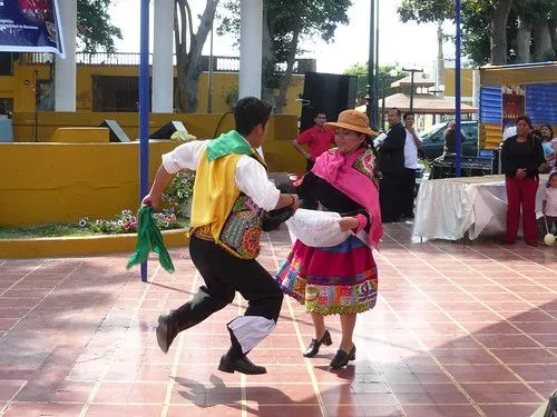 Huaylas baile tipico de la sierra de Perú - a photo on Flickriver