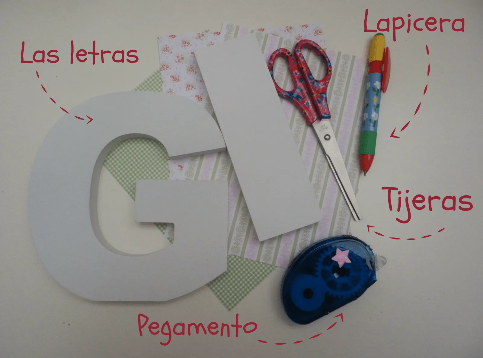 Mi balcón provenzal: Decorar letras con papel