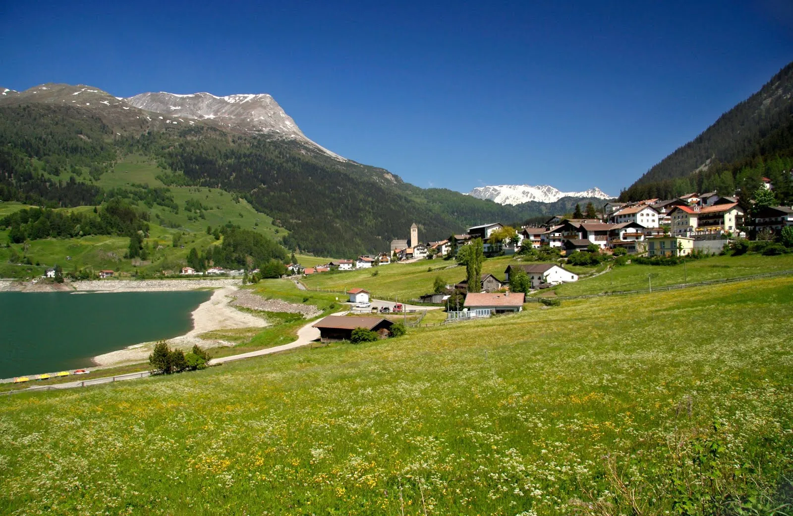 Banco de Imágenes Gratis: View of the village Resia (Reschen) in ...