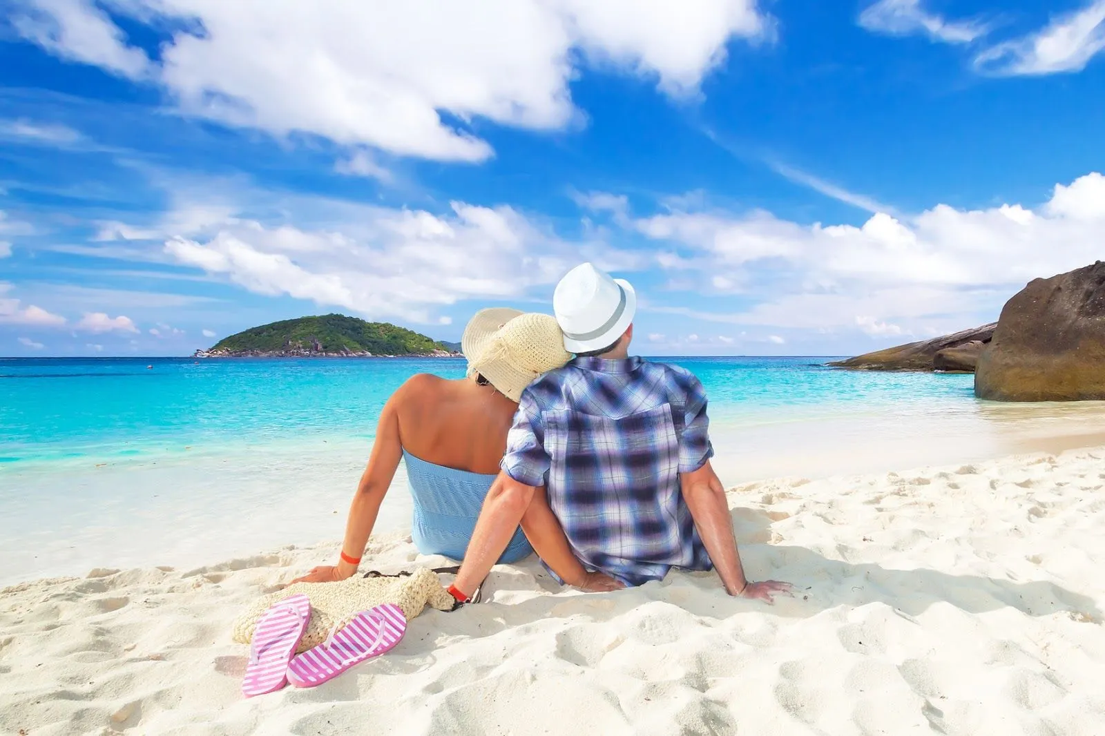 BANCO DE IMÁGENES: Pareja de enamorados a la orilla de la playa