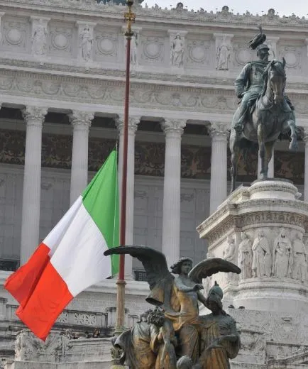 Bandiere a mezz'asta e negozi chiusi: l'Italia in lutto - Galleria ...