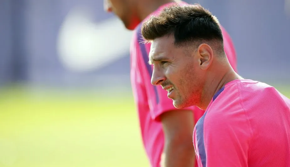 Barcelona: Lionel Messi reapareció con nuevo look en su primer ...