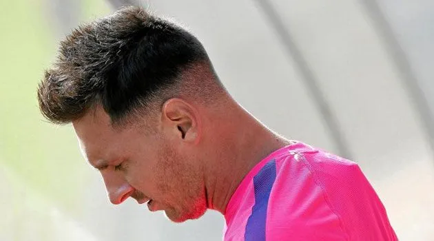 Barcelona: Messi vuelve con nuevo 'look' - MARCA.