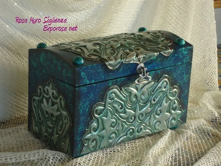 Baúl azul con repujado de estaño | Repujado (ideas) | Pinterest