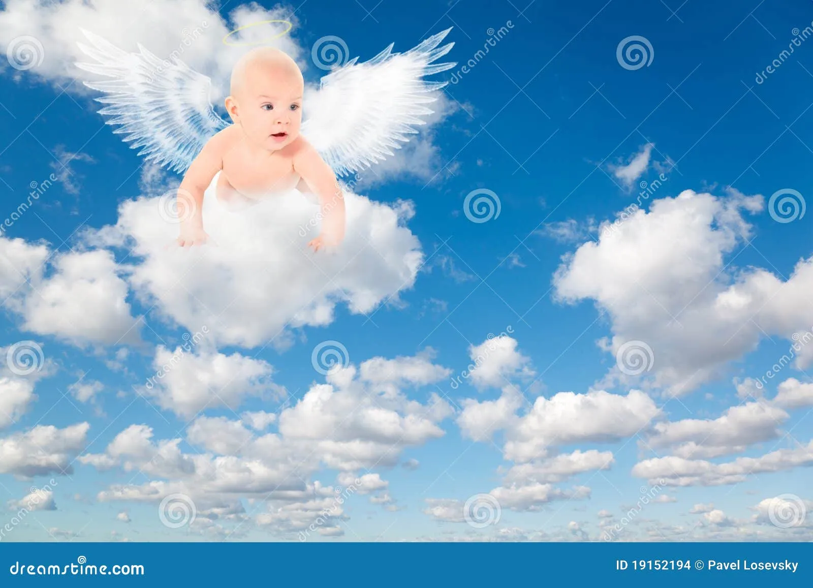 Bebé Con Las Alas De Los ángeles En Las Nubes Imagenes de archivo ...