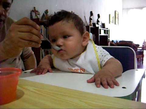 Bebe comiendo y un susto.