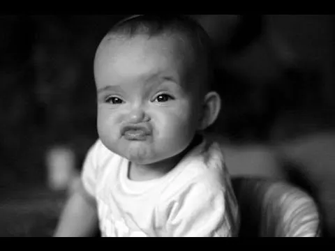 Bebe llorando de felicidad cuando su mama canta - Bebe emotivo ...