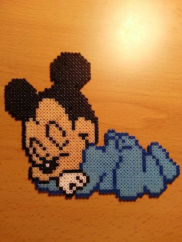 Bebé Mickey durmiendo | Mis creaciones Hama beads | Pinterest