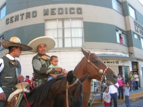 Desde bebés, familiarizándose con los caballos « somos de aquí, y ...