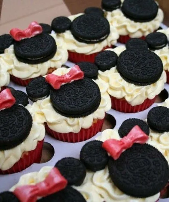 Because I Saw It On Pinterest: Mickey & Minnie Mouse Cupcakes