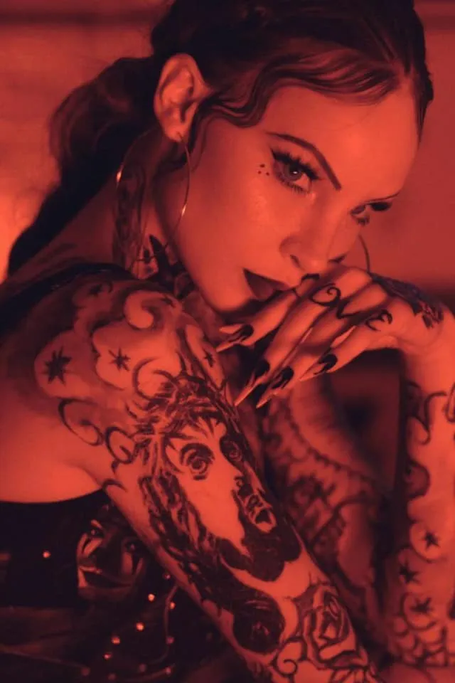 Belinda se hizo chola ¡y está toda tatuada del cuerpo! - Erizos