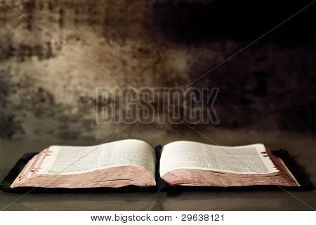 Biblia abierta, con fondo de textura de granito. Fotos stock e ...