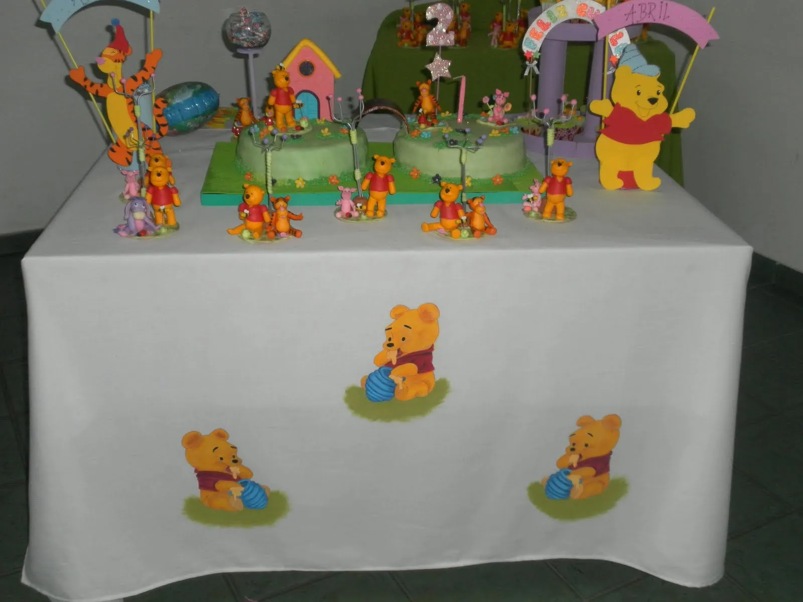 BIENVENIDOS !!!: Souvenirs de Winnie Pooh en porcelana Fria.