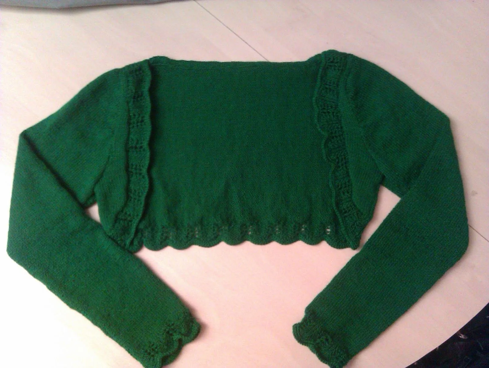 Bienvenid@s a mis labores: Bolero color verde para niña