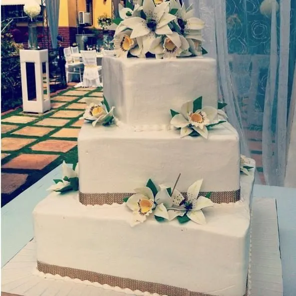 bizcocho #bodas de #día #amarillo #dorado #bydissoluciones ...