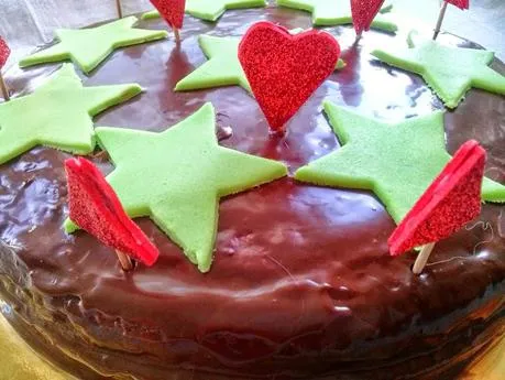 Bizcocho de Chocolate con Estrellas. Palillos Decorados con Goma ...