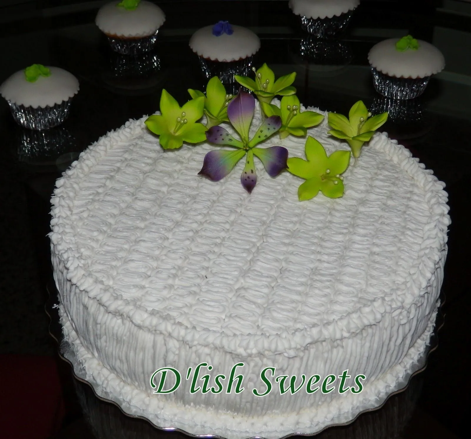 Bizcocho y cupcakes de cumpleaños | D'lish Sweets