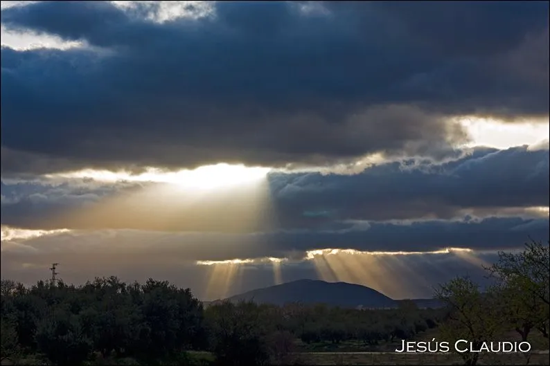 El Blog de Jesus Claudio: Rayos de sol entre nubes.