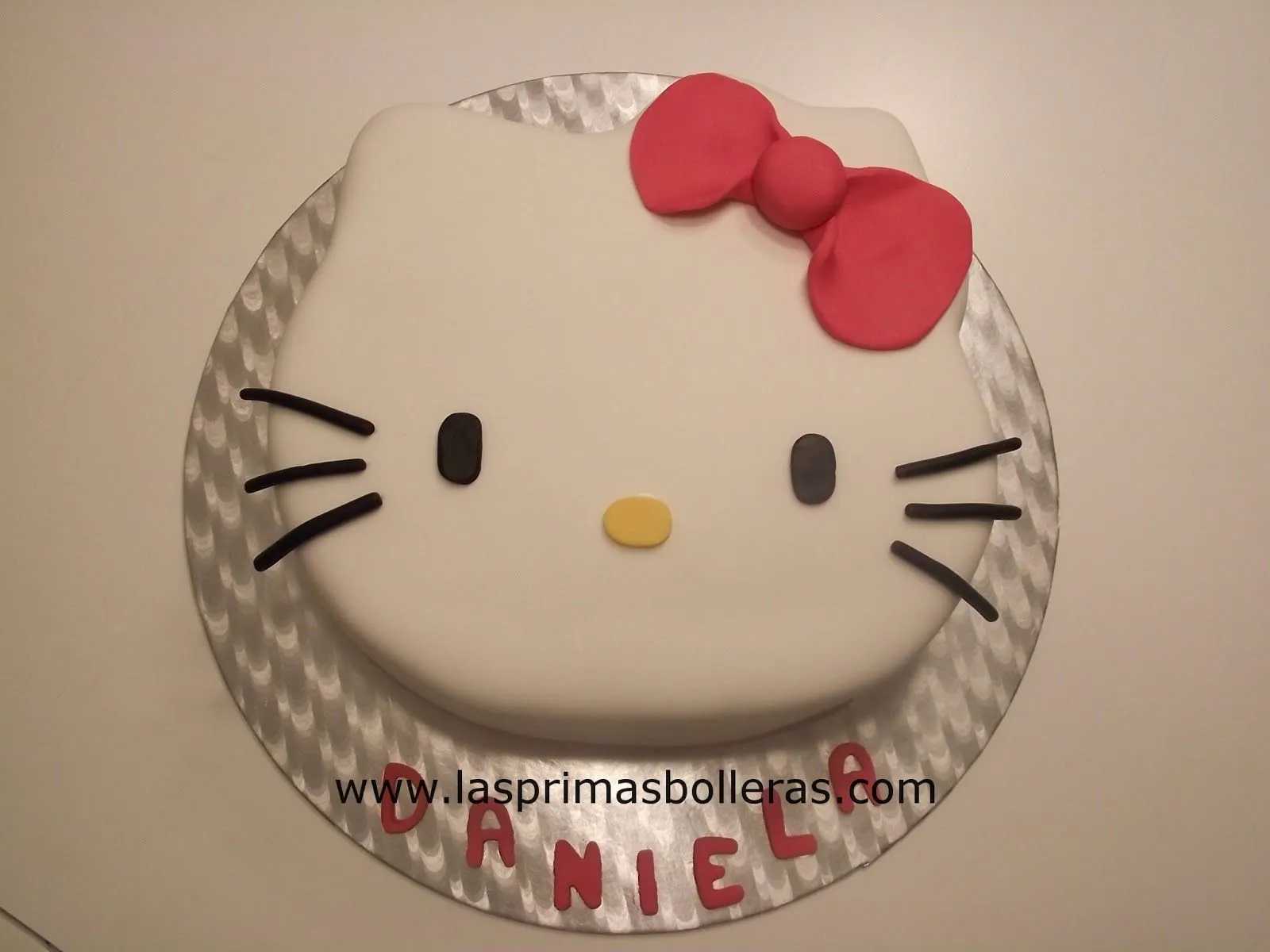 El Blog de Las Primas Bolleras: TARTA "HELLO KITTY", PASO A PASO