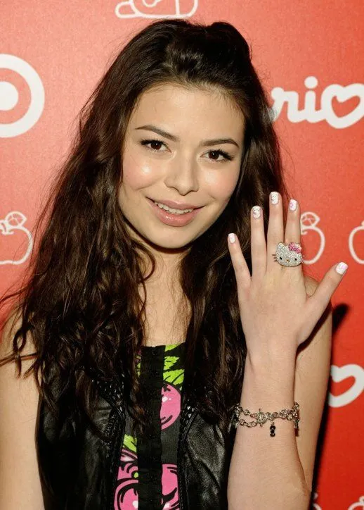 Blog de la Tele: Miranda Cosgrove es Hello Kitty con lentes