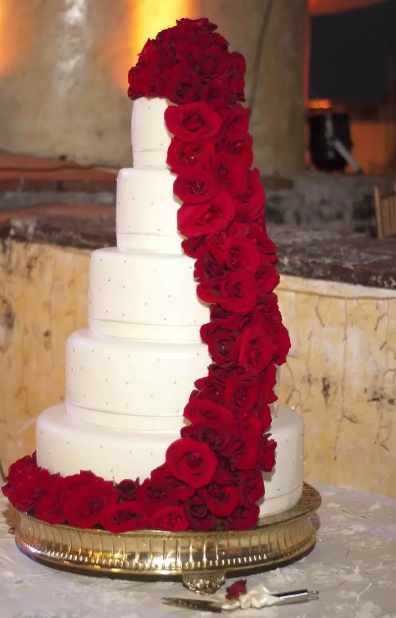 Boda en Cartagena: torta de bodas con rosas rojas | Tu boda en ...