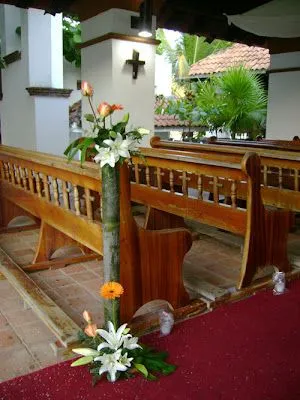 Boda en Huatulco: Decoración con bambus en la iglesia de la Santa Cruz