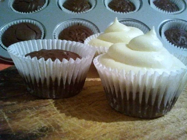 BOLLITOS DE CHOCOLATE CON FROSTING DE QUESO CREMA | Manzanita ...