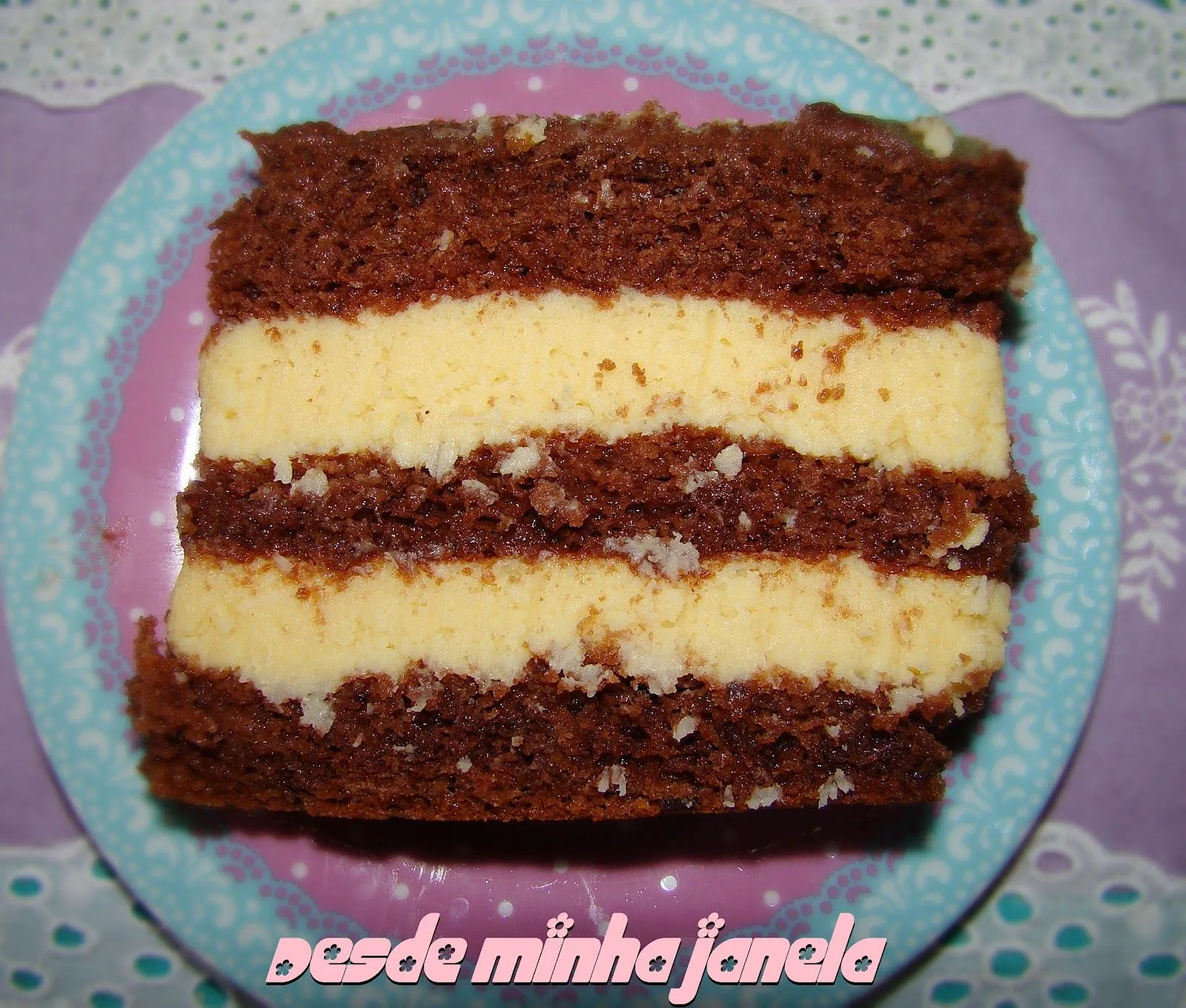 Bolo de chocolate com recheio trufado de maracujá e coco para uma ...