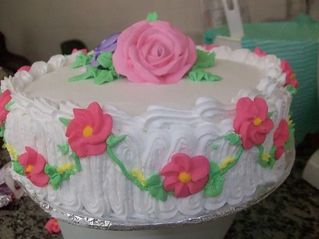 BOLO DECORADO COM CHANTILLY E FLORES DE AÇUCAR | Flickr - Photo ...