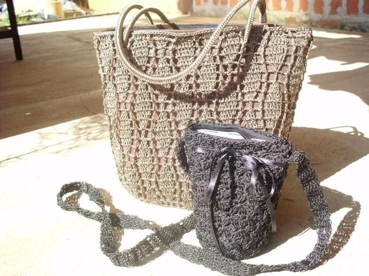 estos bolsos son hechos de envases plásticos, forrados en tela y ...