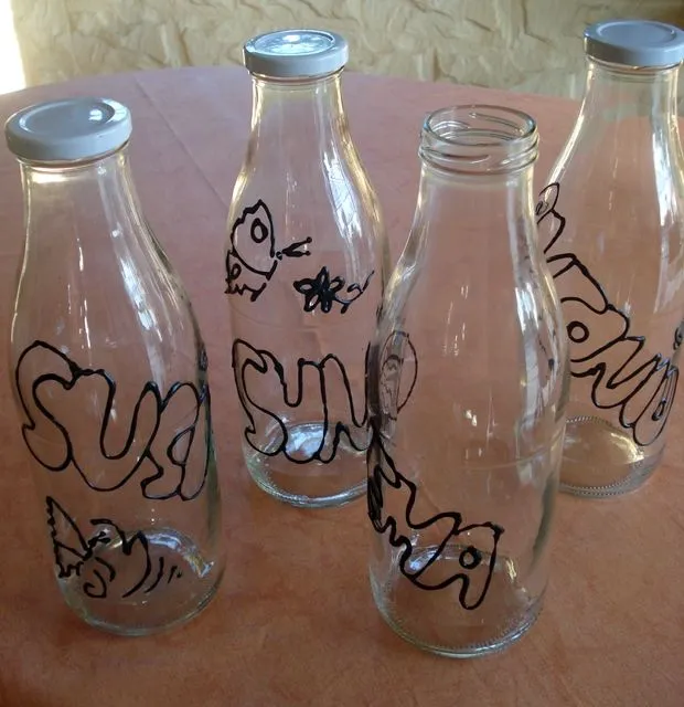 Botellas de cristal pintada con nombre en relieve