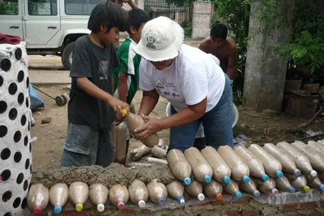 Botellas recicladas y materiales naturales para las casas de los ...