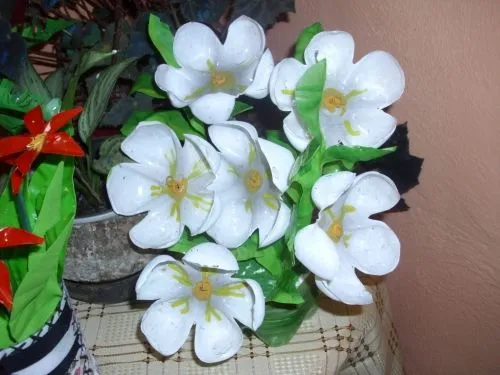 Imagen flores hechas con los asientos de las botellas de refresco ...