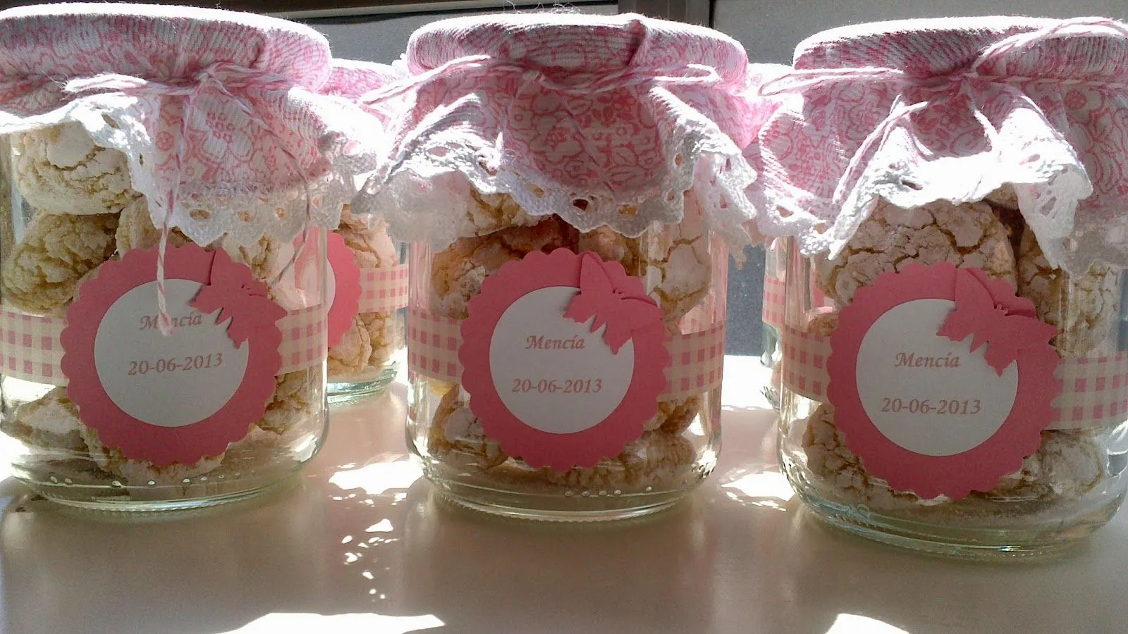 Botes con pastas de almendra para las profesoras de Mencía | Las ...