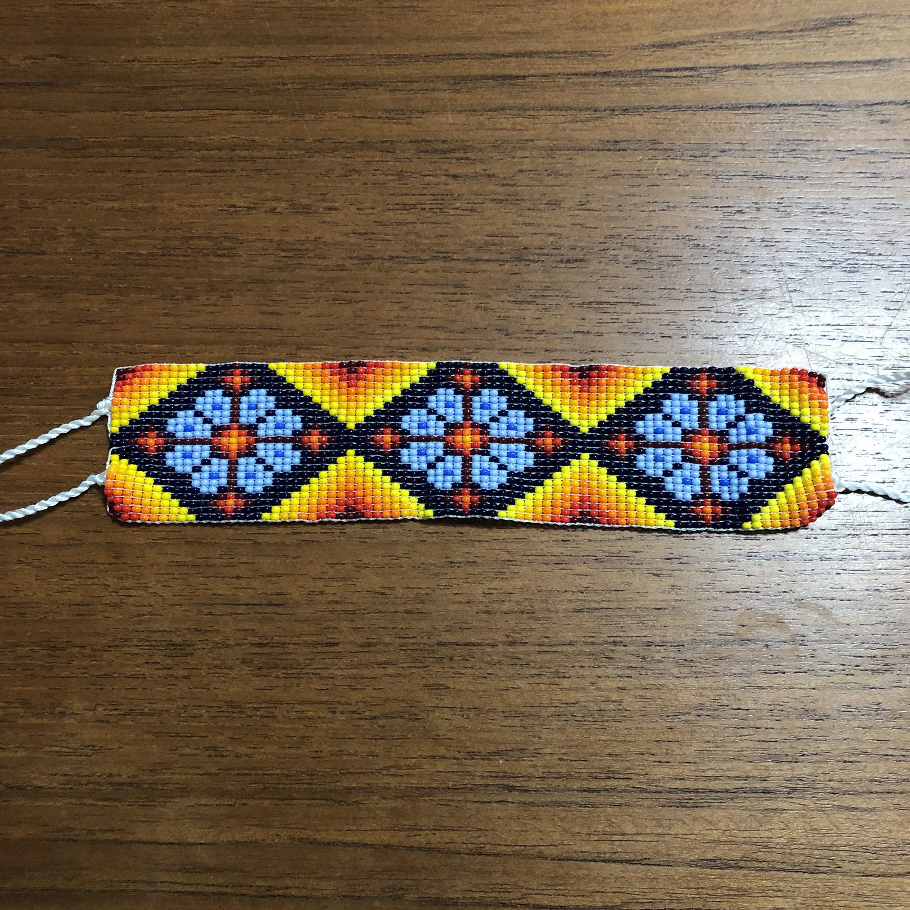 Brazalete con cuentas de chaquira huichol con diseño - Etsy México