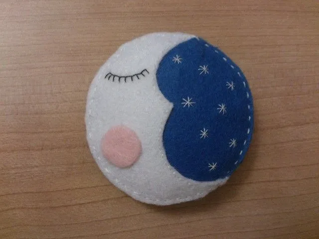 Broche de fieltro de luna | Tarta de manzana