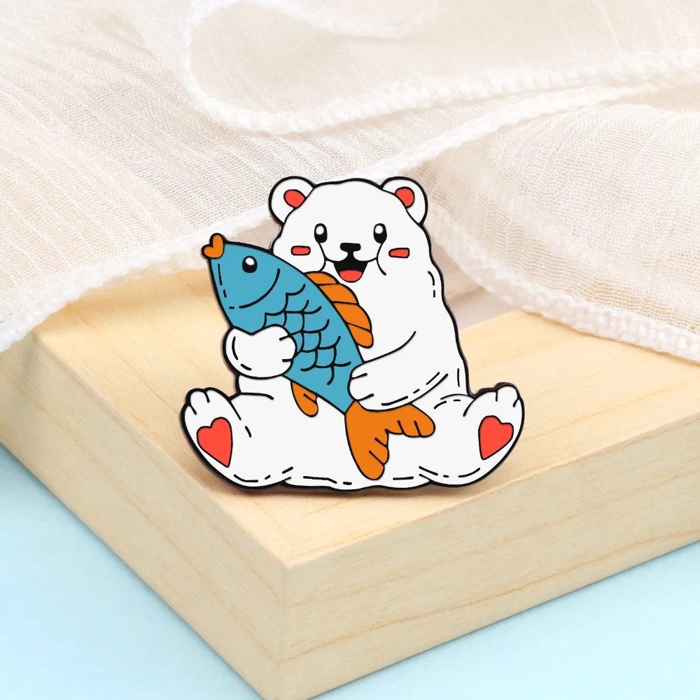 Broche de oso Polar feliz abrazando peces de dibujos animados, alfileres,  bonitos osos blancos grandes, insignias de esmalte sentado, Pin de solapa  de mezclilla, regalo de joyería para niños - AliExpress